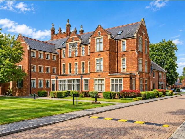 Flat for sale in Bushey, Hertsmere