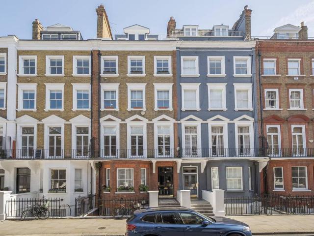 Flat for sale in Brompton, Greater London