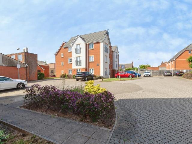 Flat for sale in Elmfield, Leicestershire