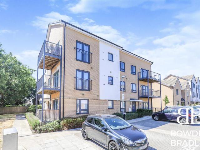 Flat for sale in Hainault, Greater London