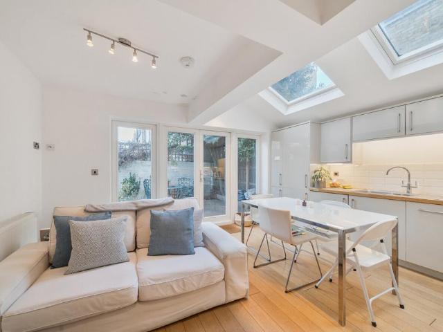 Flat for sale in Fulham, Greater London