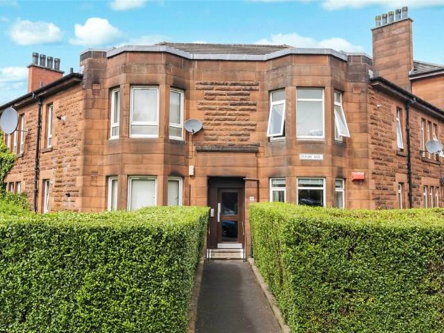 Flat for sale in Crosshill, Scotland