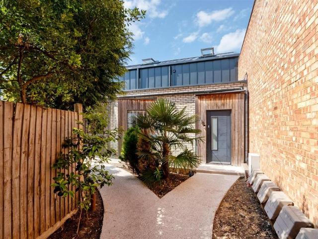 Flat for sale in South Wimbledon, Greater London