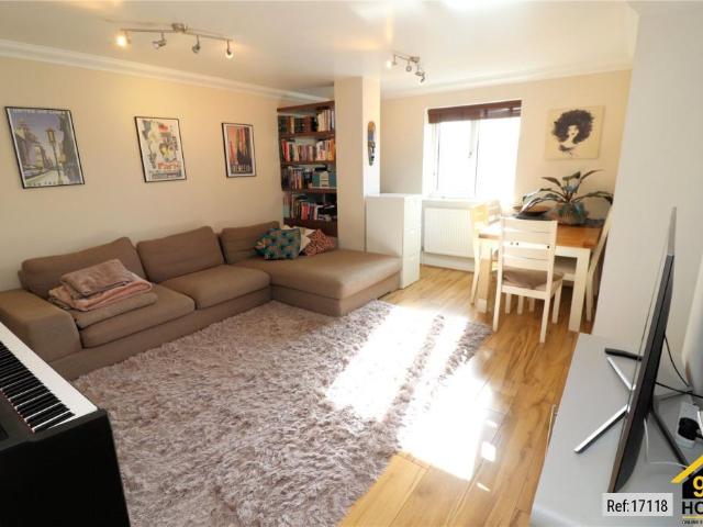 Flat for sale in Slade Green, Greater London