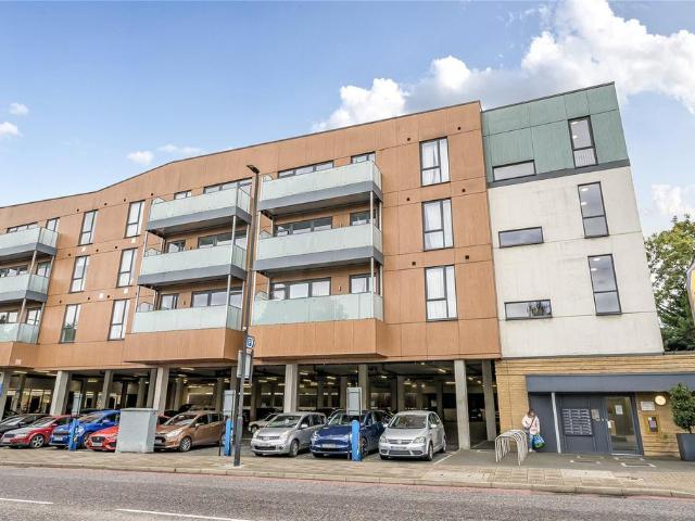 Flat for sale in West Wickham, Greater London