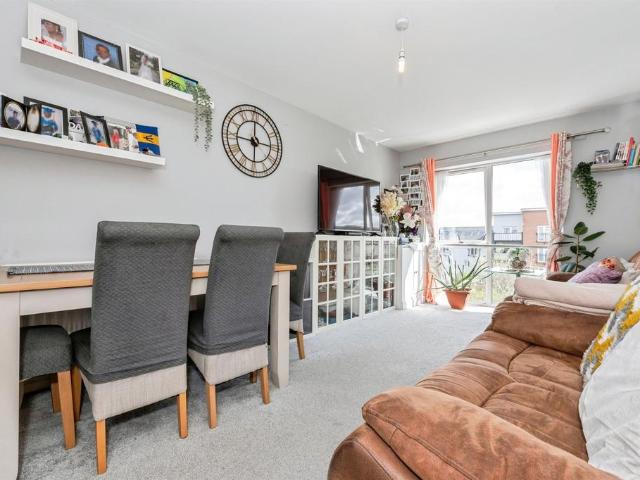 Flat for sale in Grays, Essex