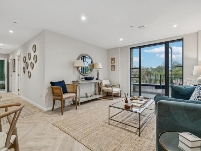 Flat for sale in Furzedown, Greater London