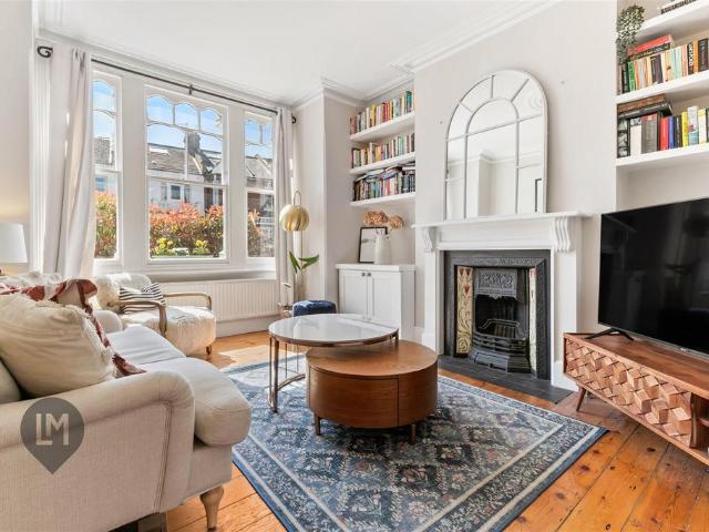 Flat for sale in Southfields, Greater London