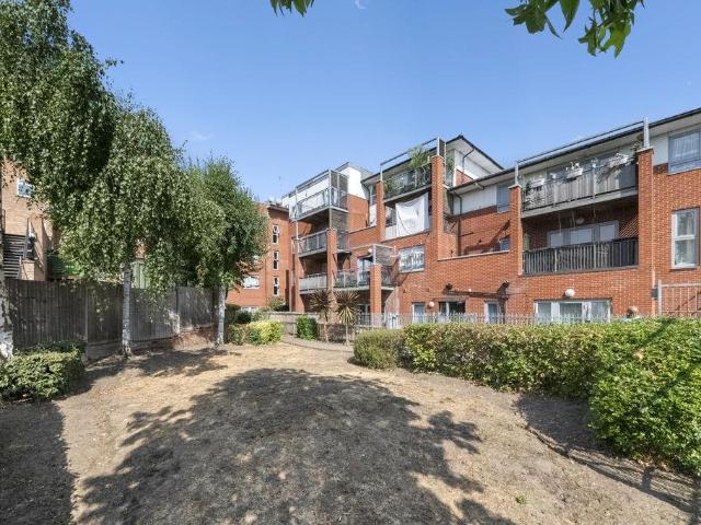 Flat for sale in London Borough of Ealing, Greater London