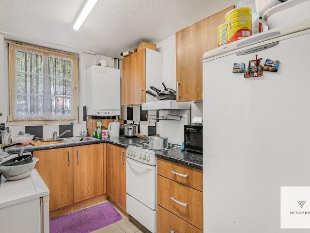 Flat for sale in Globe Town, Greater London
