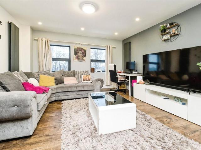 Flat for sale in Barkingside, Greater London