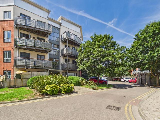 Flat for sale in Charlton, Greater London