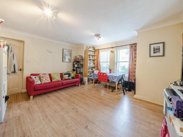 Flat for sale in Clapham Junction, Greater London