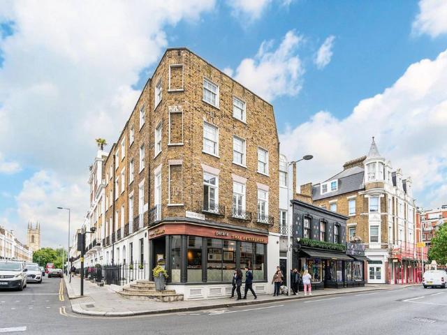 Flat for sale in Brompton, Greater London
