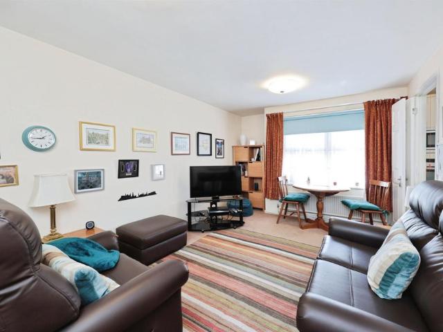 Flat for sale in Watford Heath, North Watford