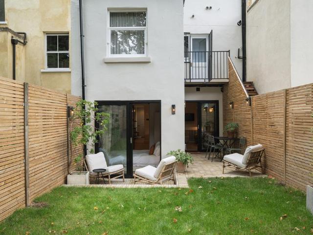 Flat for sale in Shacklewell, Greater London