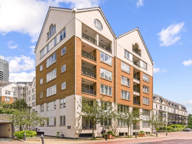 Flat for sale in Chelsea Harbour, Greater London