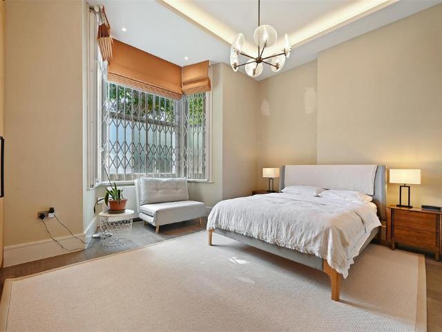 Flat for sale in Shepherd's Bush, Greater London