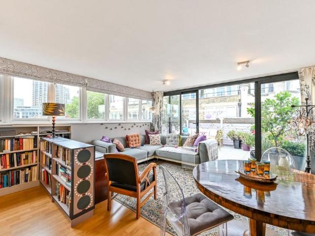 Flat for sale in West Smithfield, Lyons