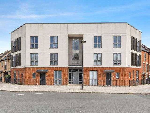 Flat for sale in Upton