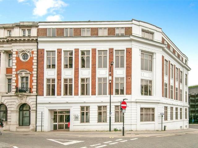Flat for sale in Key Street, Suffolk