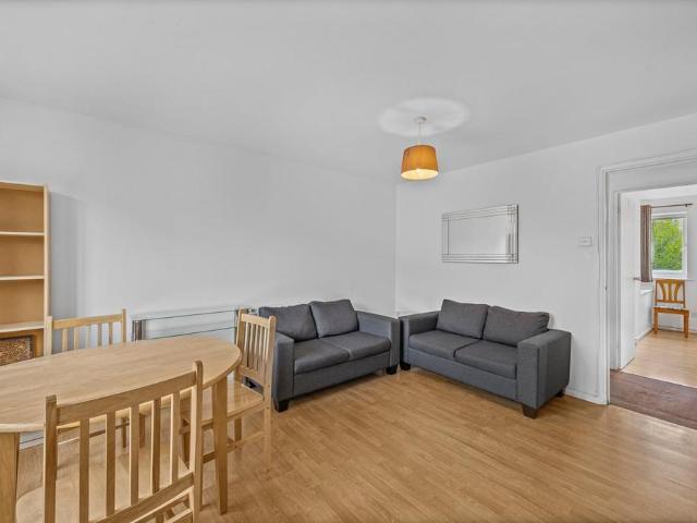 Flat for sale in Isle Of Dogs, Greater London