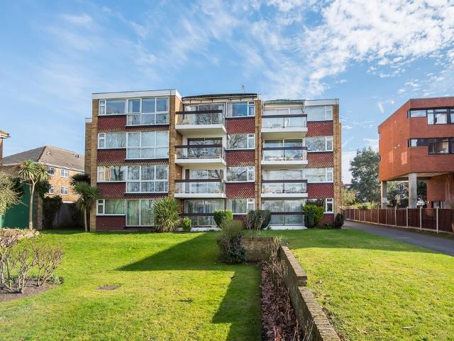 Flat for sale in Surbiton, Greater London