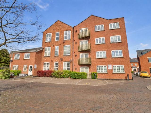 Flat for sale in Barwell, Barton