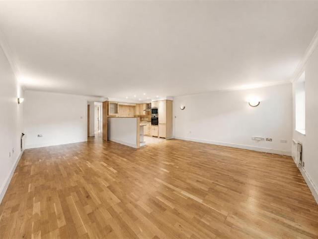 Flat for sale in London Borough of Hounslow, Strand