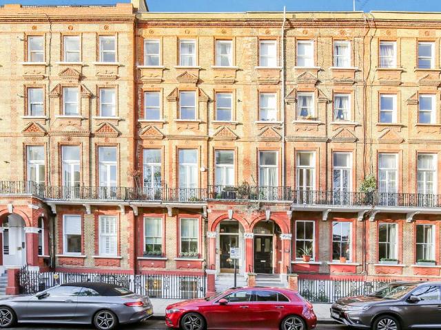 Flat for sale in Earl's Court, Greater London