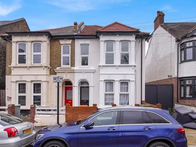 Flat for sale in Forest Gate, Greater London