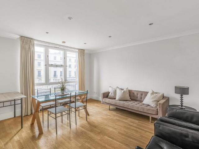 Flat for sale in Victoria, Greater London