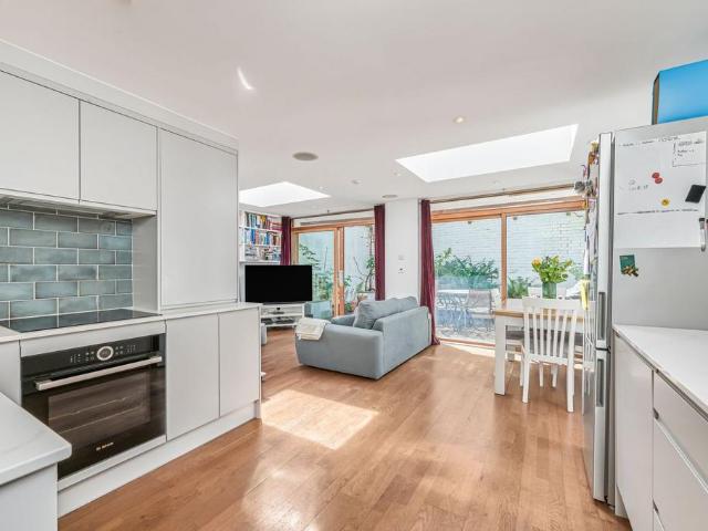Flat for sale in Blenheim Gardens Estate, Greater London