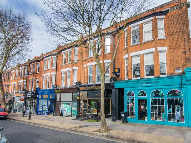 Flat for sale in Kew, Greater London