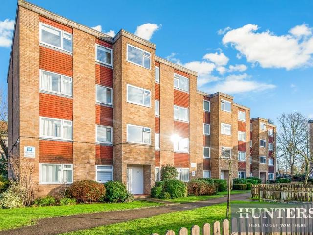 Flat for sale in London Borough of Hounslow, Hanworth