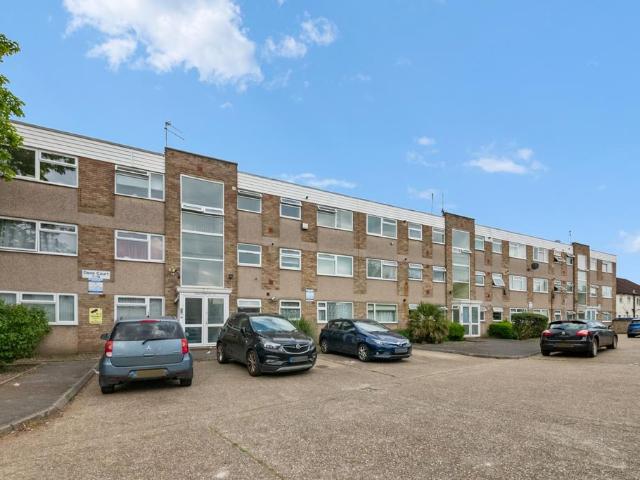 Flat for sale in London Borough of Ealing, Hanwell
