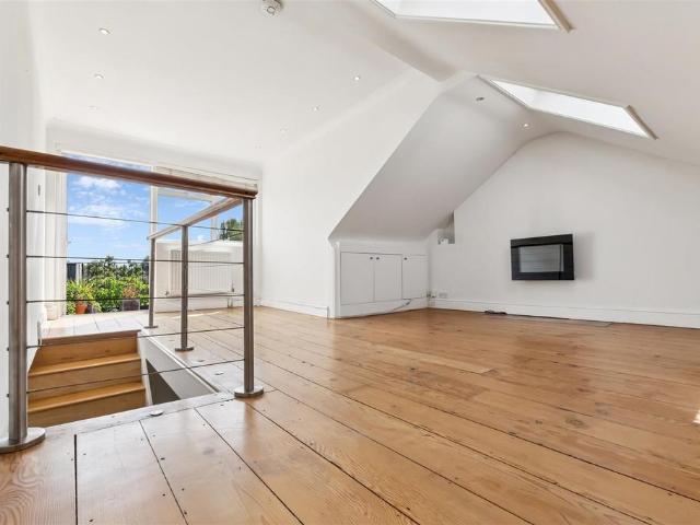 Flat for sale in London Borough of Hounslow, Greater London