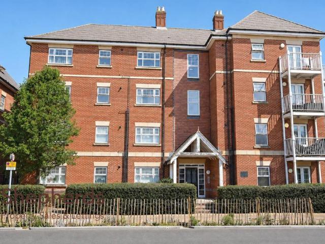 Flat for sale in Broxbourne, Hertfordshire