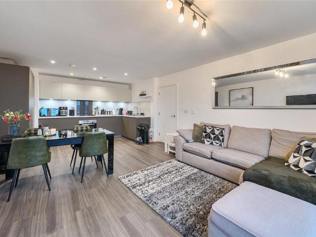 Flat for sale in West Wickham, Greater London