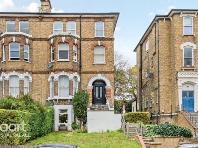Flat for sale in Crystal Palace, Greater London