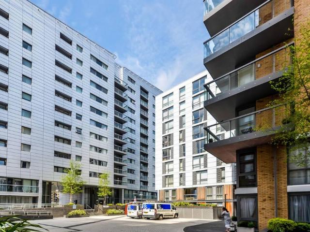 Flat for sale in Greenwich Town Centre, Greater London