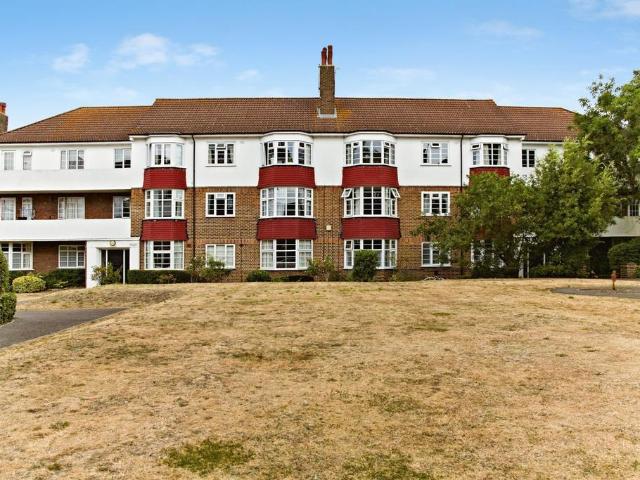 Flat for sale in London Borough of Croydon, Addiscombe