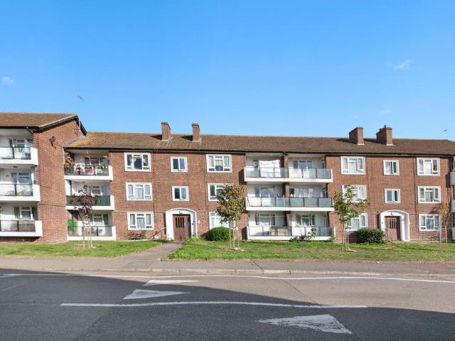 Flat for sale in Racecourse Estate, Greater London