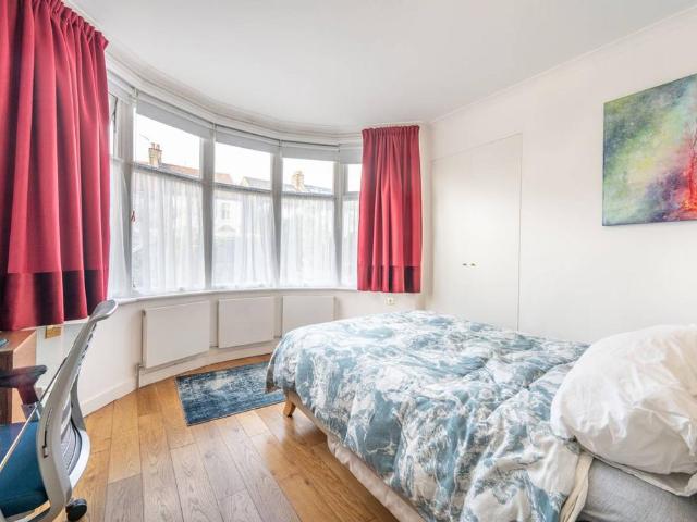Flat for sale in Brondesbury, Greater London