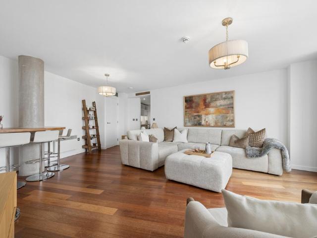 Flat for sale in Calderstones