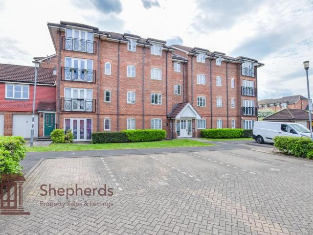 Flat for sale in Broxbourne, Hertfordshire