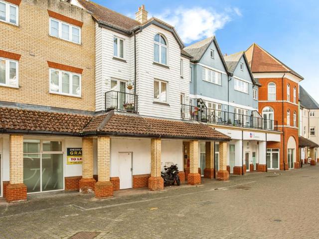 Flat for sale in Sutton, Barling