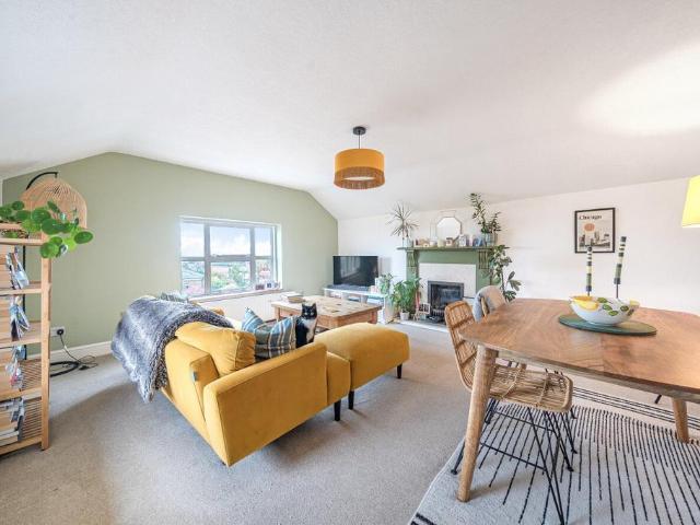 Flat for sale in London Borough of Lewisham, Forest Hill