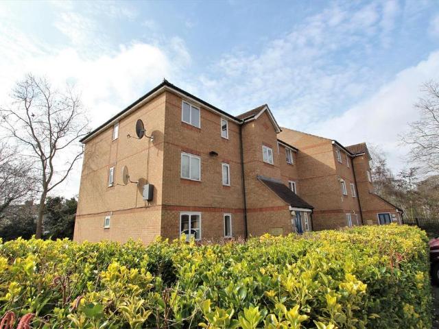Flat for sale in Bowes, Greater London