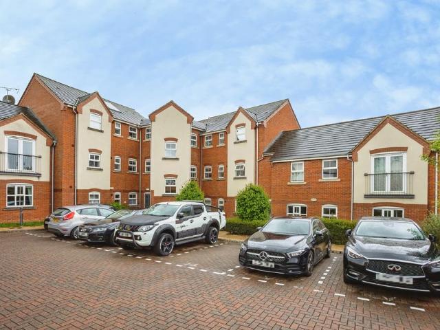 Flat for sale in Elmfield, Leicestershire